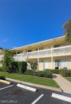 4629 Bayshore Dr in Naples, FL - Building Photo
