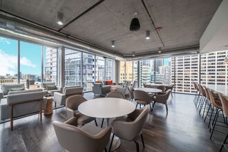 215 W Lake St in Chicago, IL - Building Photo - Building Photo
