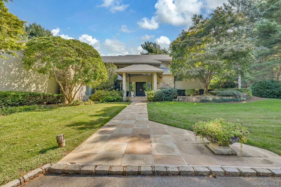 5 Coachman's Ct in Old Westbury, NY - Building Photo