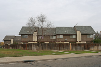 Parkwood Manor in Tulare, CA - Building Photo - Building Photo