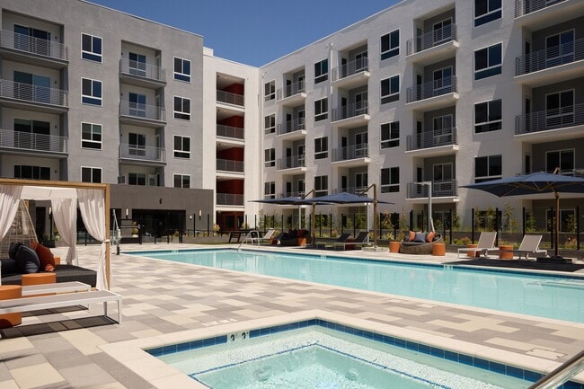 The Q De Soto in Woodland Hills, CA - Foto de edificio - Building Photo