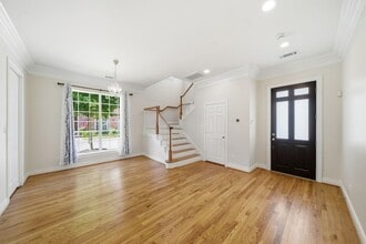 3243 N Pemberton Cir Dr in Houston, TX - Building Photo - Building Photo