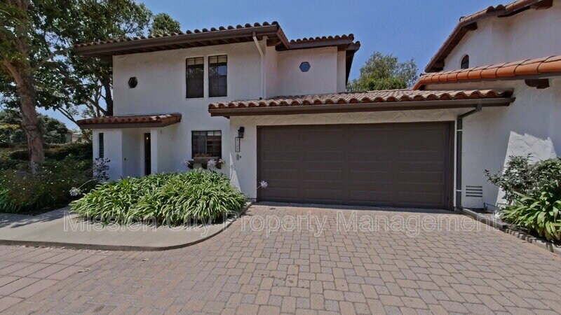 2102 Cliff Dr in Santa Barbara, CA - Building Photo
