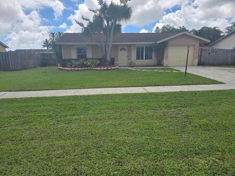 4620 Carthage Cir N in Greenacres, FL - Foto de edificio