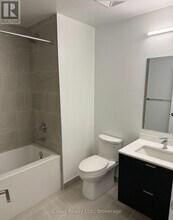 5105 Hurontario St in Mississauga, ON - Building Photo - Building Photo