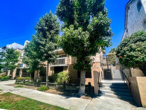 BEAUTIFUL REMODELED 1 AND 2 BEDROOM UNITS ... in Los Angeles, CA - Building Photo - Building Photo