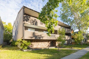 1032 1st Ave NW in Calgary, AB - Building Photo