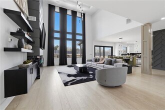 556 Versailles Dr in Auburn, GA - Foto de edificio - Building Photo