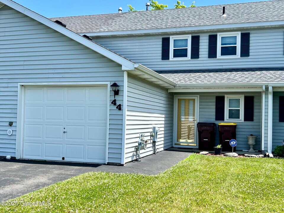 44 Esplande St in Selkirk, NY - Building Photo