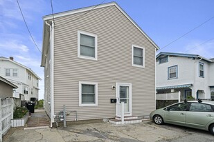 16 Manomet Ave in Hull, MA - Foto de edificio - Building Photo