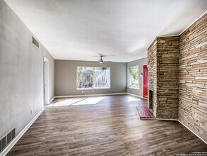 413 Garraty Rd in San Antonio, TX - Building Photo - Building Photo