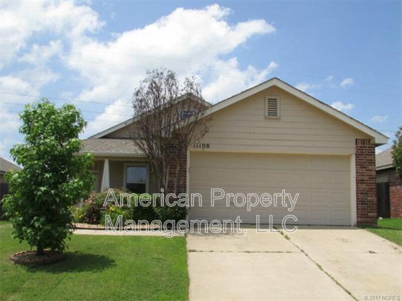 11108 N 143rd E Ave in Owasso, OK - Building Photo