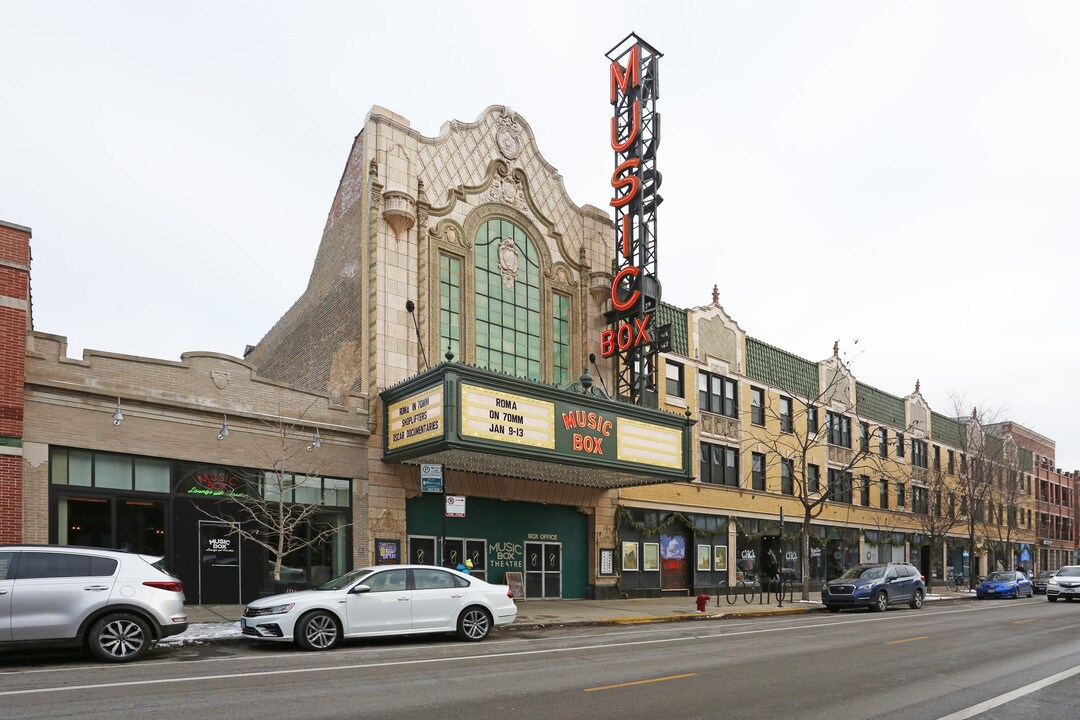 3713-3733 N Southport Ave in Chicago, IL - Building Photo