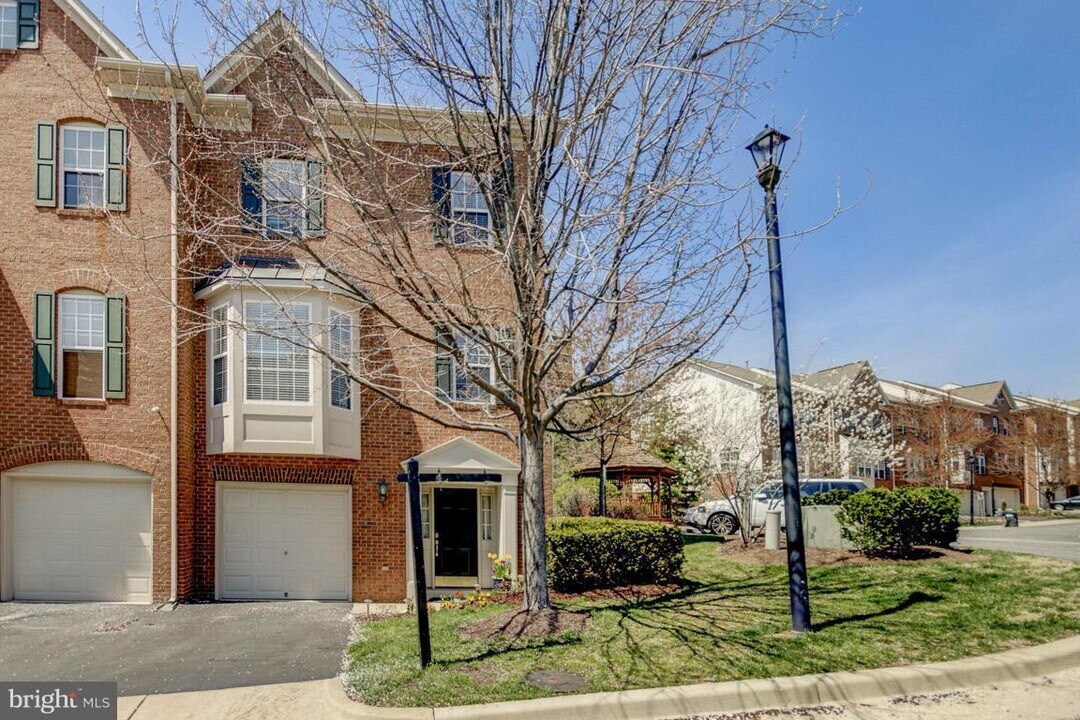 401 Ashford Ln in Alexandria, VA - Building Photo