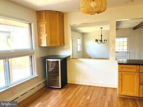 3900 Laurel Rd in Alexandria, VA - Foto de edificio - Building Photo
