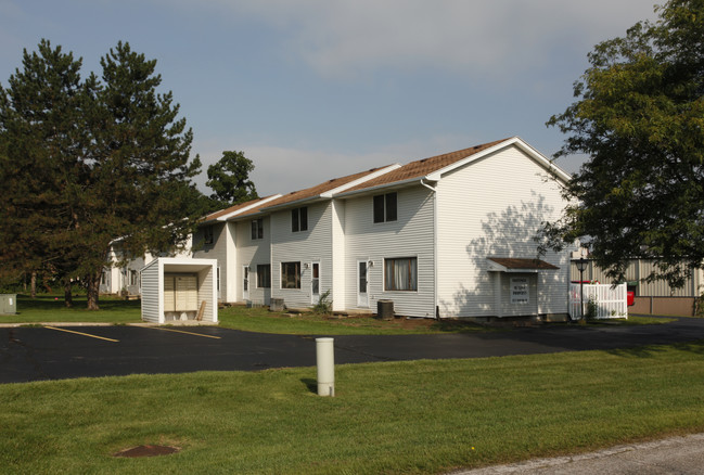 Tudor Square Apartments in Jackson, MI - Building Photo - Building Photo