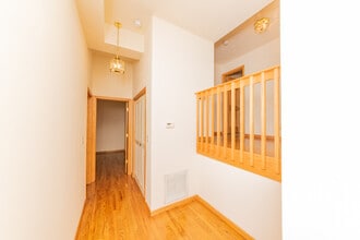 2375 W Montana St, Unit 2C in Chicago, IL - Building Photo - Building Photo