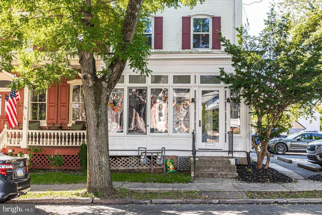 34 S Clinton St in Doylestown, PA - Foto de edificio