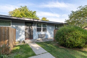 Aspen Grove ~ Discover the Simplicity of Cottage Living on the River in Marysville, MI - Foto de edificio - Building Photo