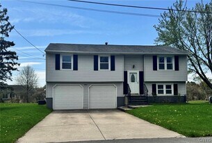 4843 O Donnell St in Liverpool, NY - Building Photo