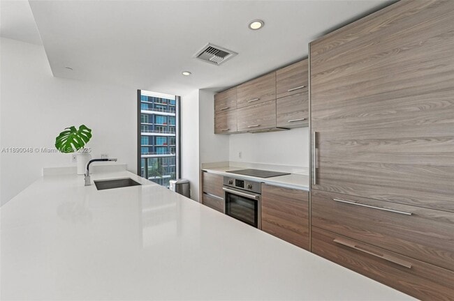 1300 S Miami Ave, Unit 1706 in Miami, FL - Building Photo - Building Photo