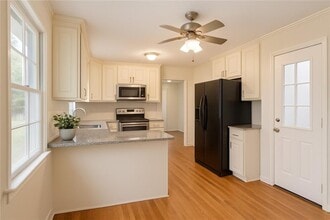 1719 Chateau Dr in Dunwoody, GA - Foto de edificio - Building Photo