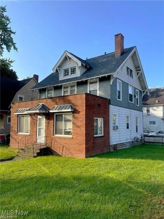 168 Lake Ave in Elyria, OH - Building Photo