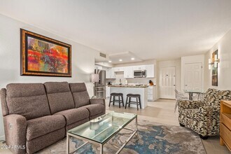 8649 E Royal Palm Rd in Scottsdale, AZ - Foto de edificio - Building Photo