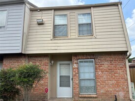 9200 W Bellfort Ave in Houston, TX - Building Photo