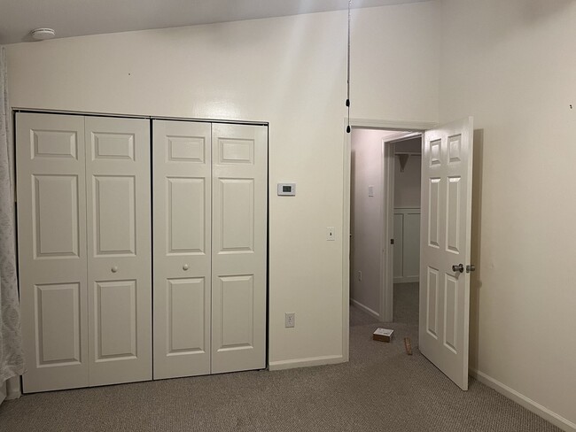 565 Quaker Ln, Unit 127 in West Warwick, RI - Building Photo - Building Photo