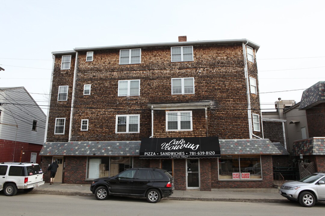 21 Bessom St in Marblehead, MA - Building Photo