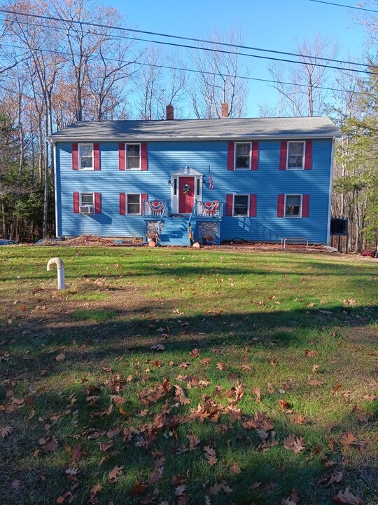 208 Maplewold Rd in Weare, NH - Building Photo