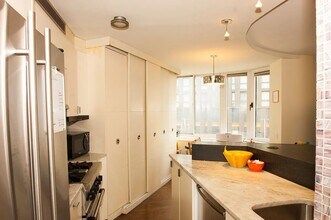 275 Greenwich St in New York, NY - Building Photo - Building Photo