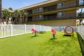 Coronado Palms Apartments in Anaheim, CA - Foto de edificio - Building Photo