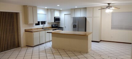 9634 Cecilwood Dr in Santee, CA - Foto de edificio - Building Photo