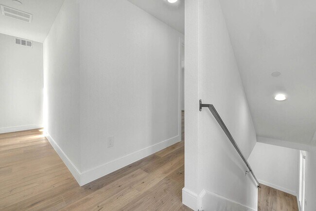 11732 Hamlin St, Unit 11722 1/2 in Los Angeles, CA - Building Photo - Building Photo