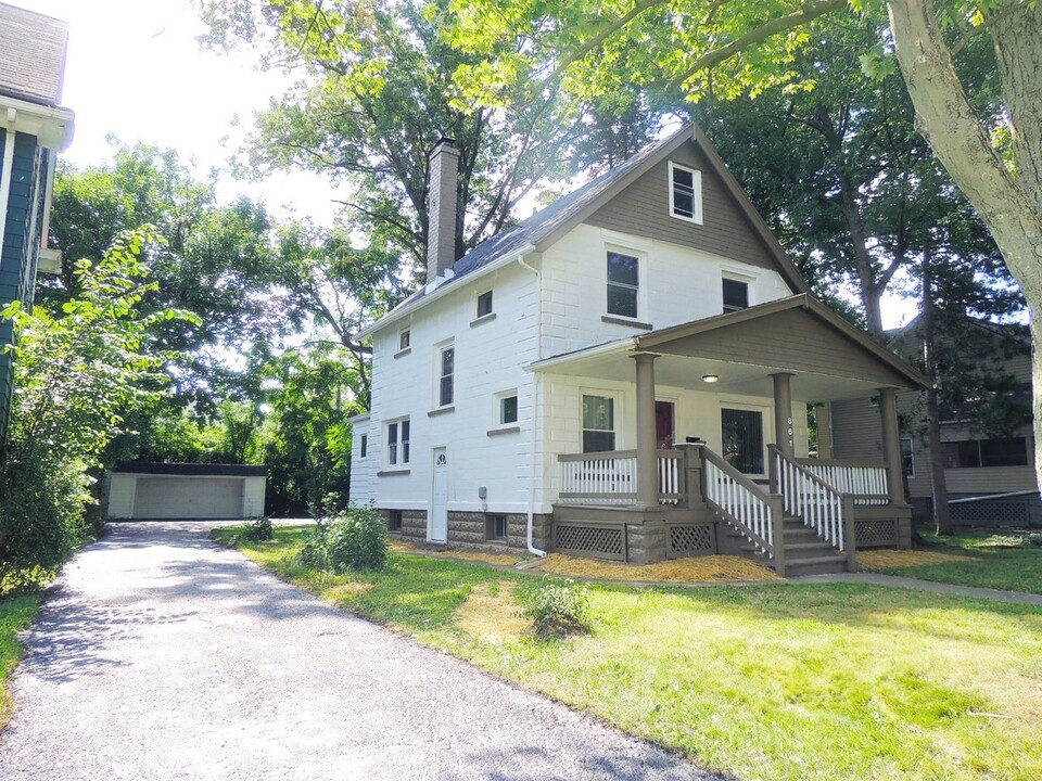 861 Caledonia Ave in Cleveland Heights, OH - Building Photo