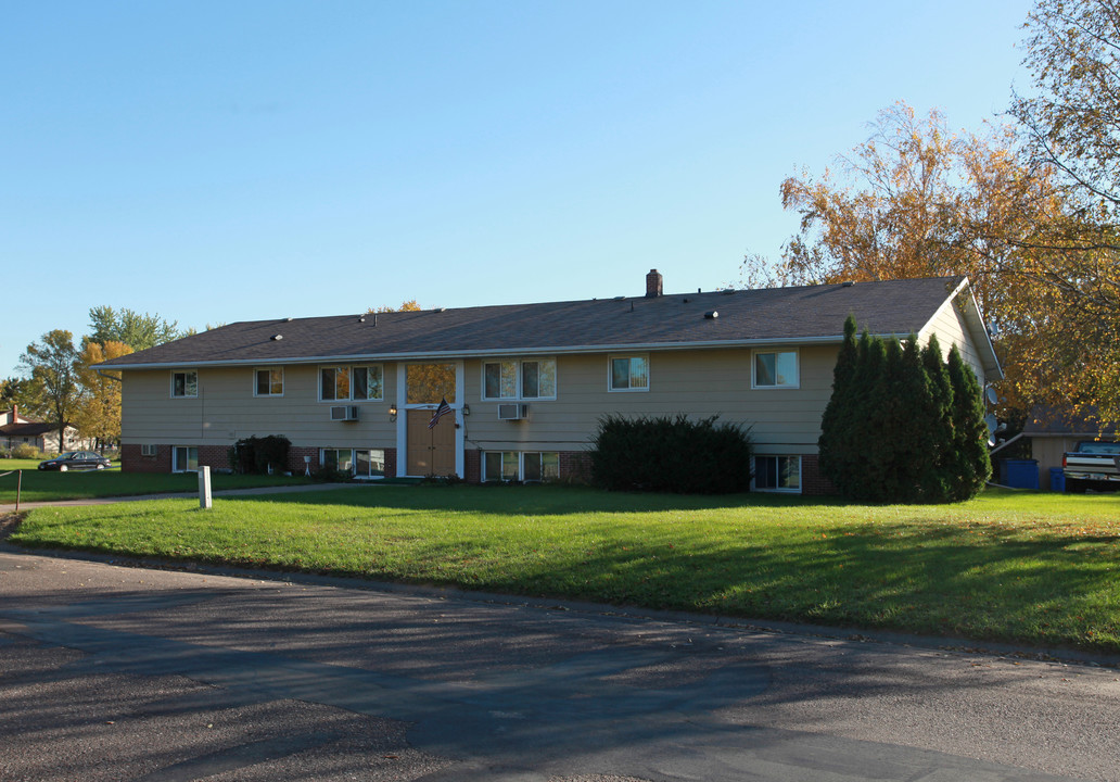 1400 Old Main St S in Cambridge, MN - Foto de edificio