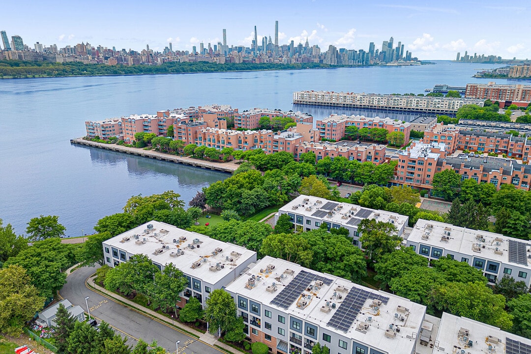 River Club Apartments in Edgewater, NJ - Building Photo