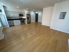 587 Albany St, Unit 4 in Boston, MA - Building Photo - Building Photo