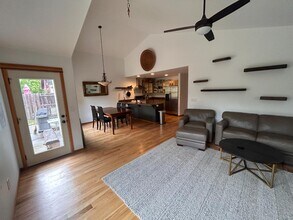 1033 Crimson Ct in Talent, OR - Building Photo - Building Photo