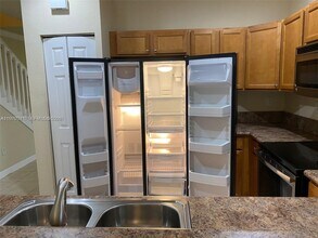 8987 W 35th Ave in Hialeah, FL - Foto de edificio - Building Photo