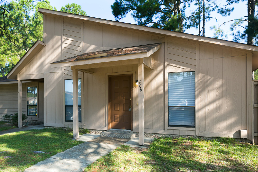 606 Mosswood Ln-Unit -1 in Fayetteville, NC - Foto de edificio