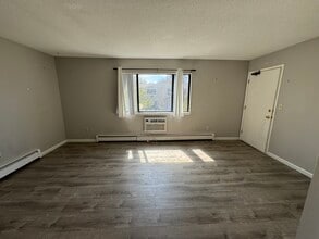 60 Plainfield Ave, Unit 4 in West Haven, CT - Building Photo - Building Photo