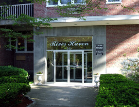 River Haven Apartments in Stamford, CT - Foto de edificio - Building Photo