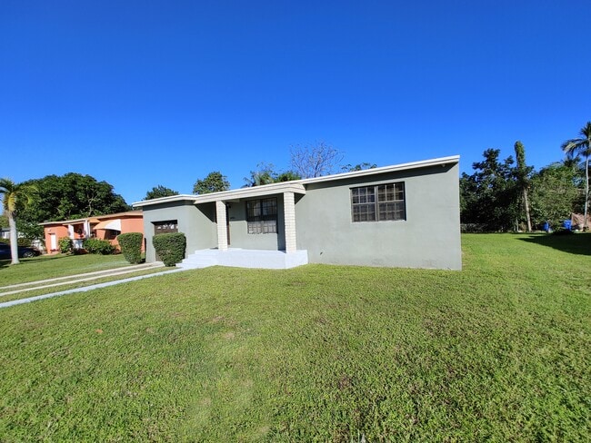 14901 NW 9th Ct in Miami, FL - Foto de edificio - Building Photo