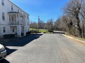 705 Hollins St, Unit Elora I in Lynchburg, VA - Foto de edificio - Building Photo