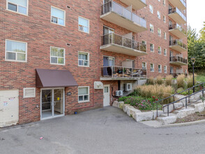 Cedarpoint Apartments in Cambridge, ON - Building Photo - Building Photo