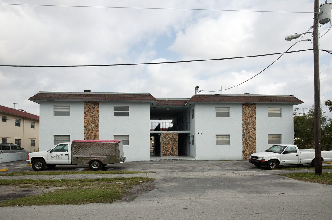 715 W 15th St in Hialeah, FL - Foto de edificio