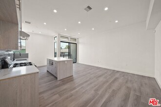 1204 N Orange Grove Ave in West Hollywood, CA - Foto de edificio - Building Photo